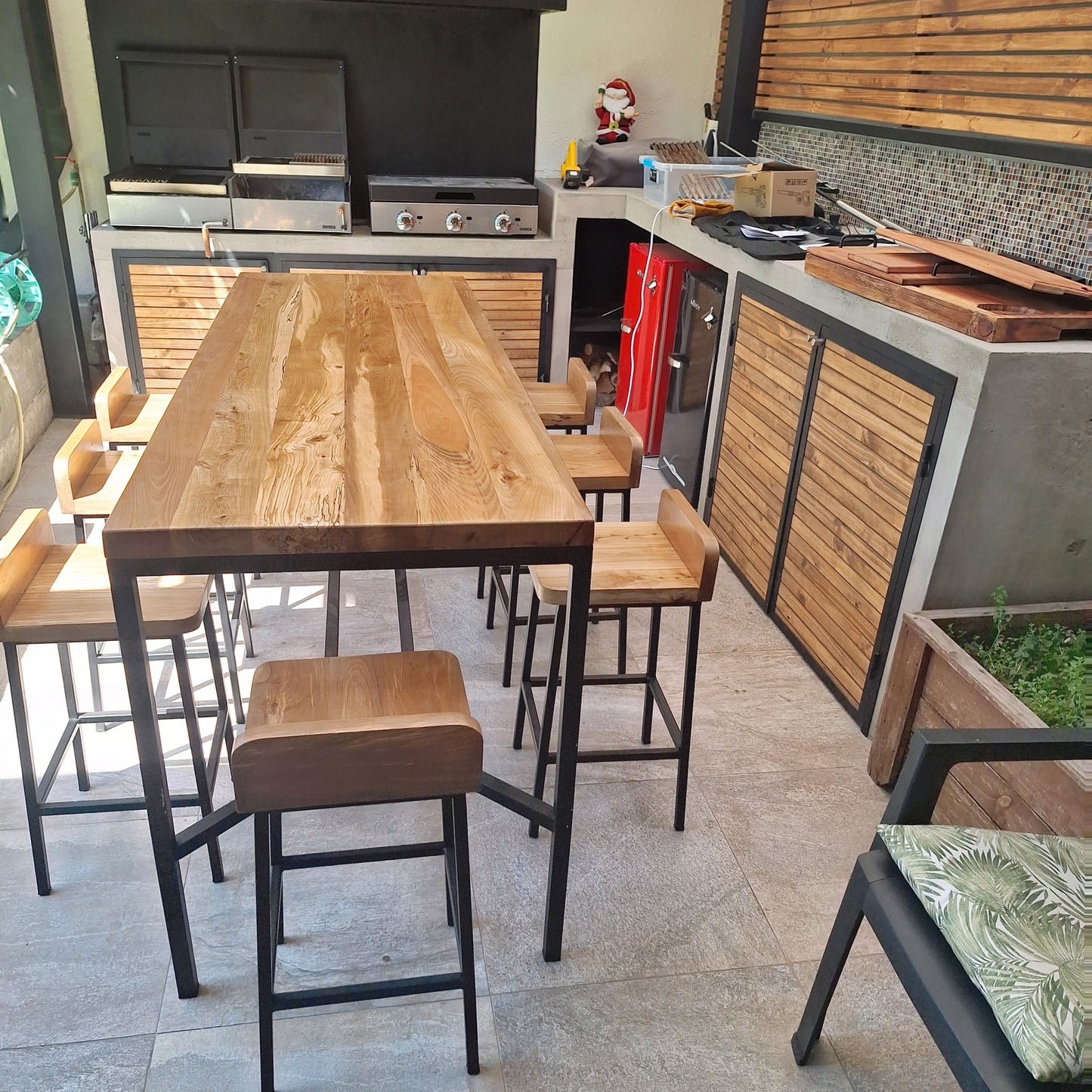 Mesa Alta de Terraza  - Fierro y Roble con 8 pisos