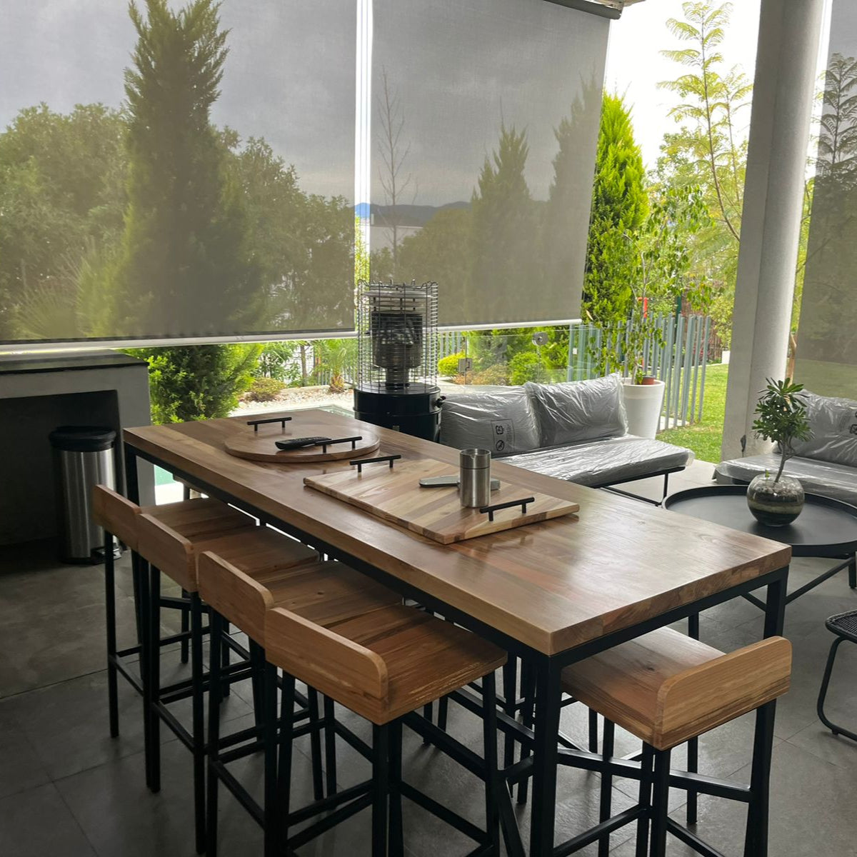Mesa Alta de Terraza  - Fierro y Roble con 8 pisos